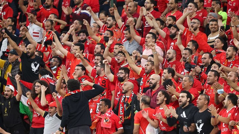جماهير الأهلي تبعث برسالة دعم إلى محمود الخطيب من المدرجات